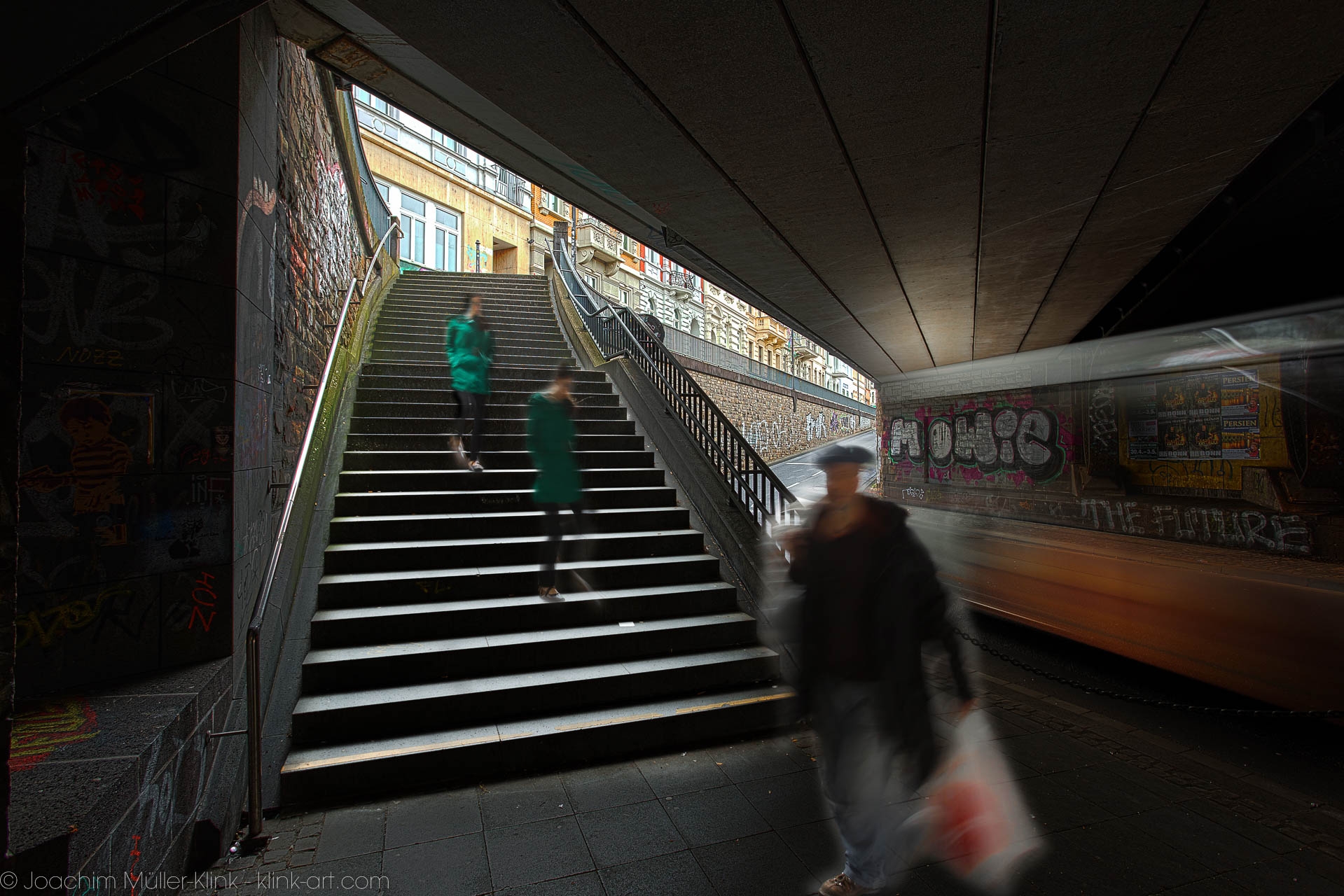 Passanten in einer Straßenunterführung mit Treppe - Passersby on a street underpass with stairs