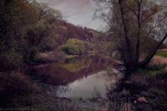 Vor Sonnenaufgang: Stilles Gewässer am Rande eines Waldes - Before Sunrise: Silent waters bordering the woods